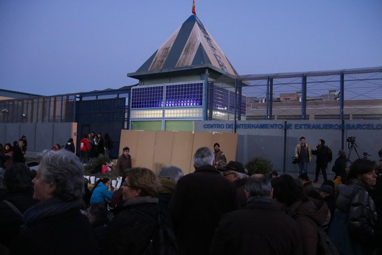 Migra Studium prayer vigil in front of the Barcelona migrant detention center on January 18, 2020 (by Aina Martí)